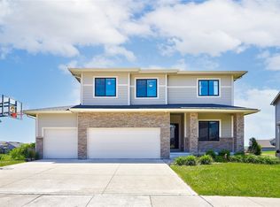9286 Tamarack Dr, West Des Moines, IA 50266