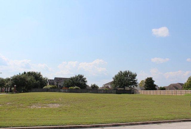 1st image of 207 Creekridge Dr