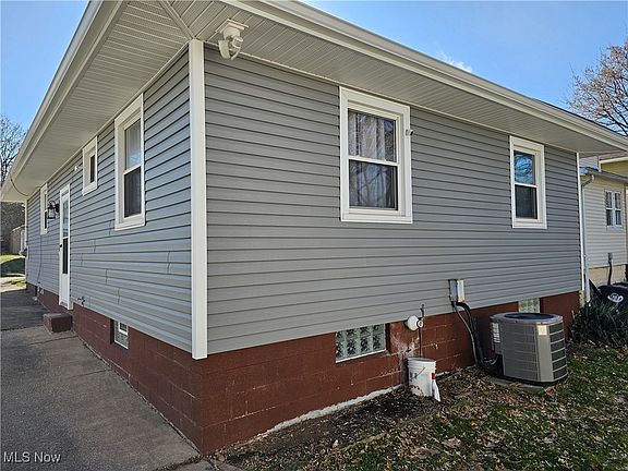 3rd image of 967 Davies Ave
