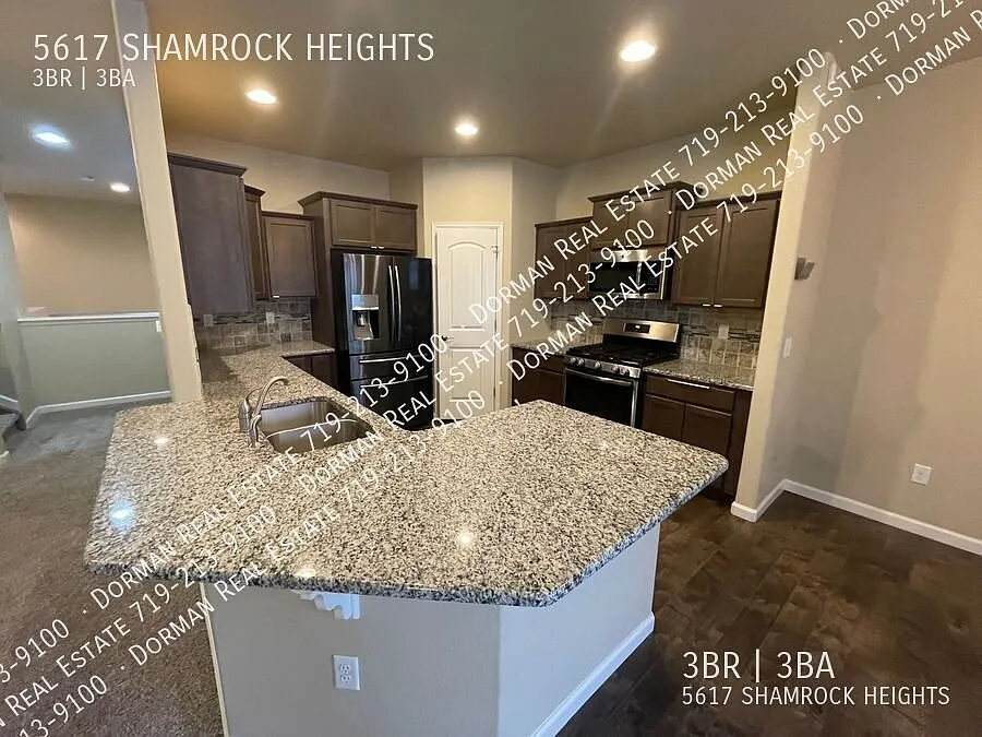 Beautiful Townhome in Dublin Commons! — Photo 3
