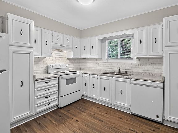 4th image of 33 Wayside Ct