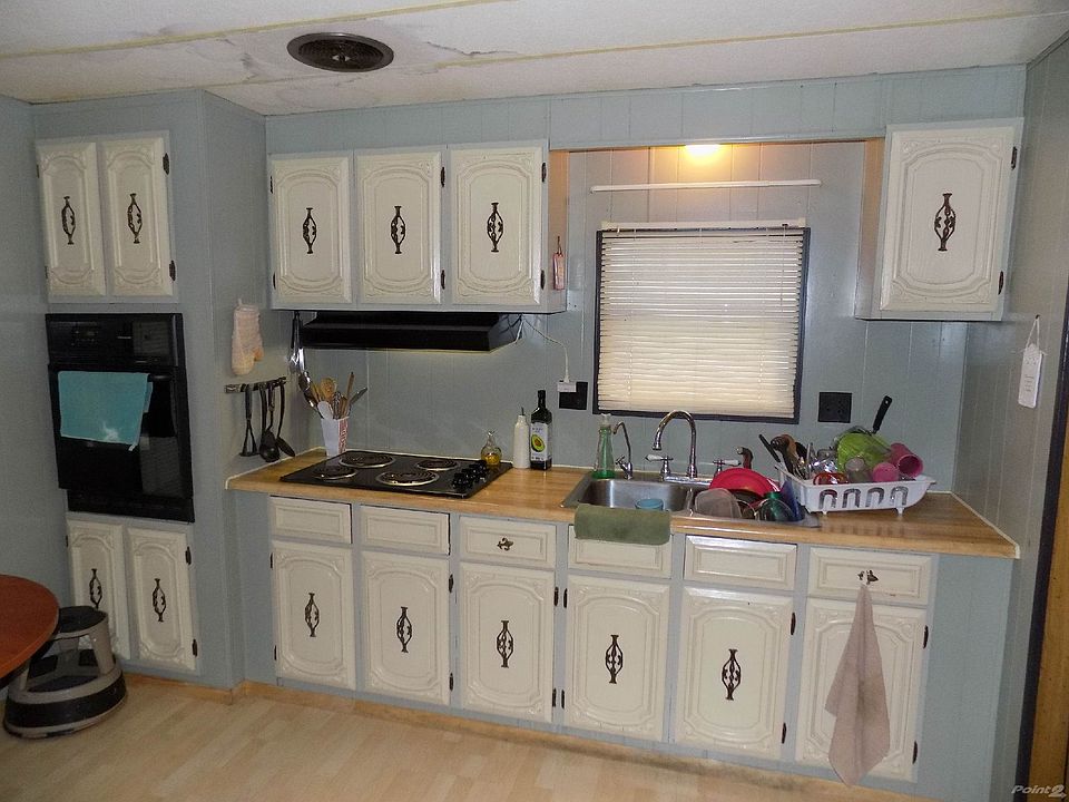 LARGE KITCHEN
