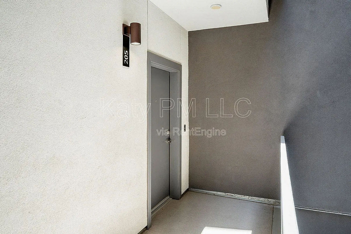 Building Photo - 1130 N 2nd St #205