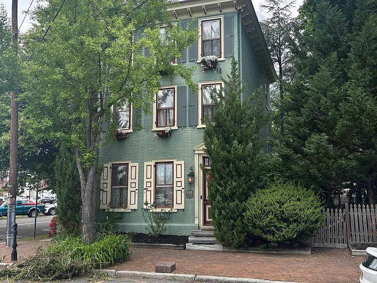 102 E Union St — Photo 25