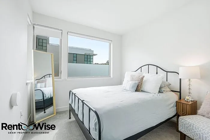 594 Hudson Ave — Photo 23