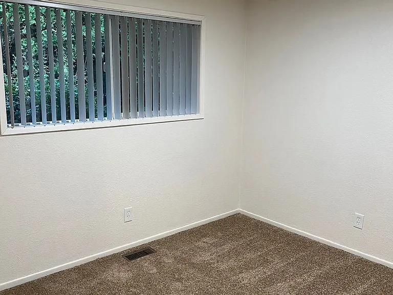 1341 W Hayes St — Photo 12