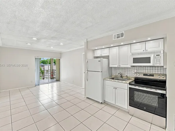 2700 Riverside Dr APT 302-B, Coral Springs, FL 33065