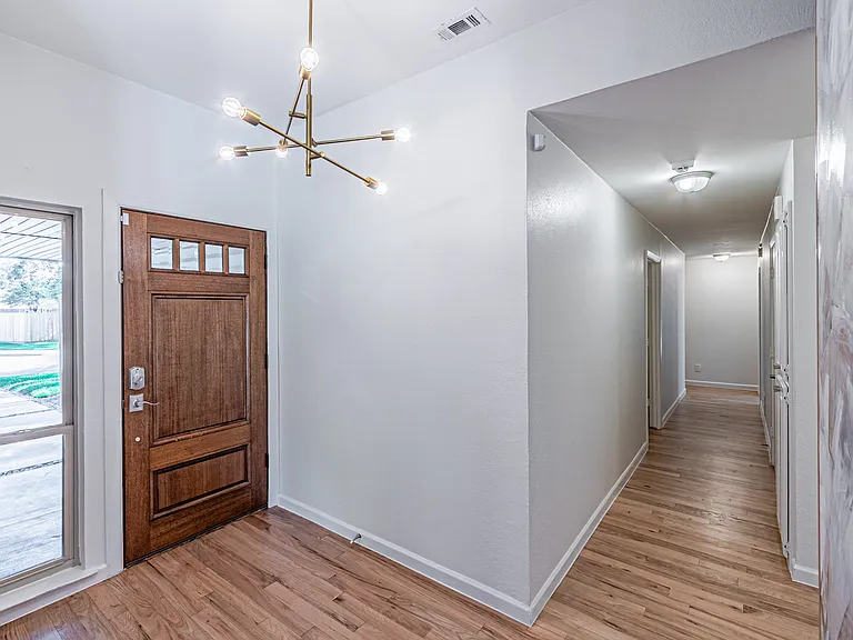 6935 Kingshollow Dr — Photo 4