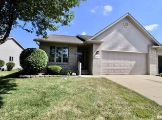1805 Golfview Ln, Pekin, IL 61554