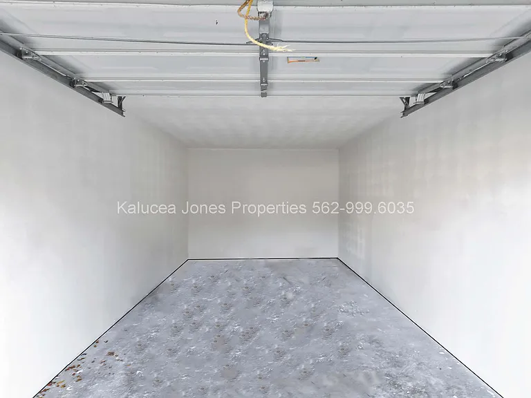 Clean garage (no electrical)