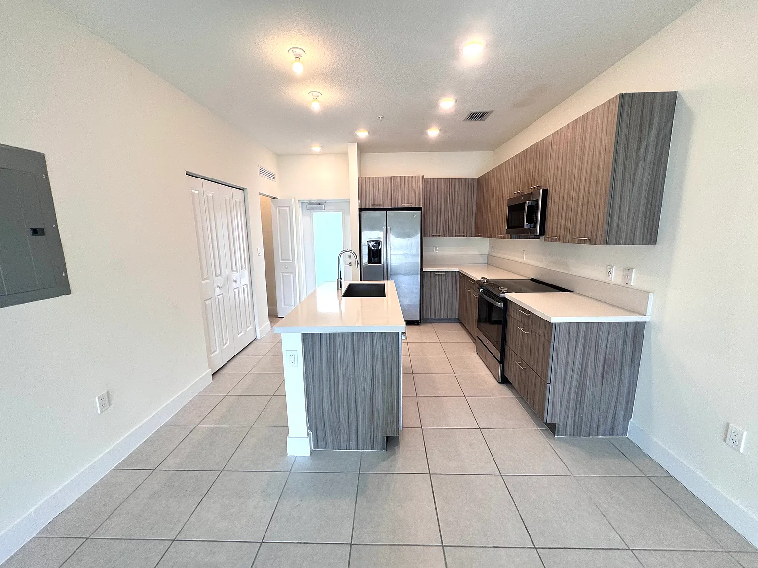 3 bed, 1124 sqft, $3,100 — Photo 4