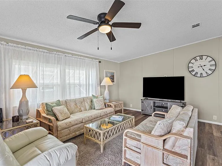 611 La Jolla Cir — Photo 10