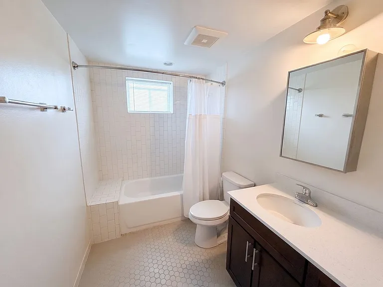 Gorgeous Historical Apartments Near Beach in East Rogers Park — Photo 110
