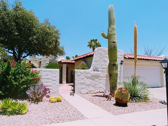 Front gate w/2 car garage