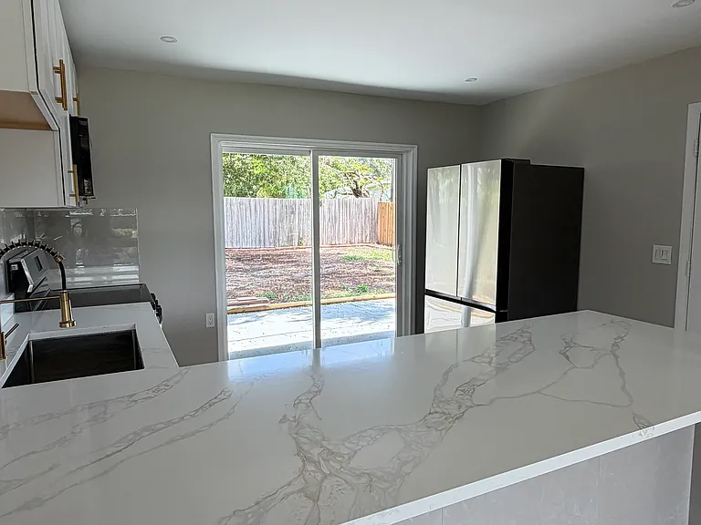 1733 Gladys St — Photo 4