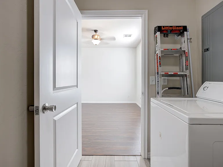 1812 Alameda St — Photo 16
