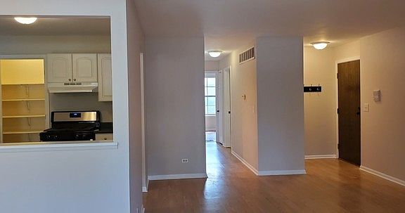 3rd image of 218 Deerpath Ct Unit B1