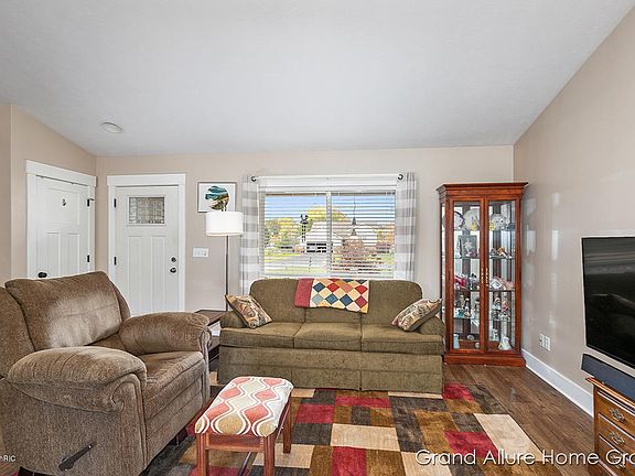 3rd image of 2810 Dylan Ct NE