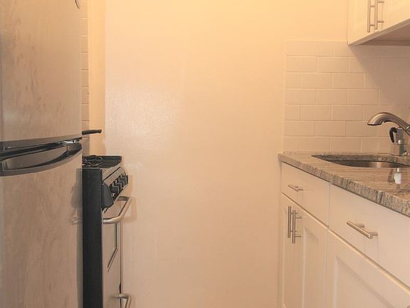 5th image of 63 E 9th St APT 11E
