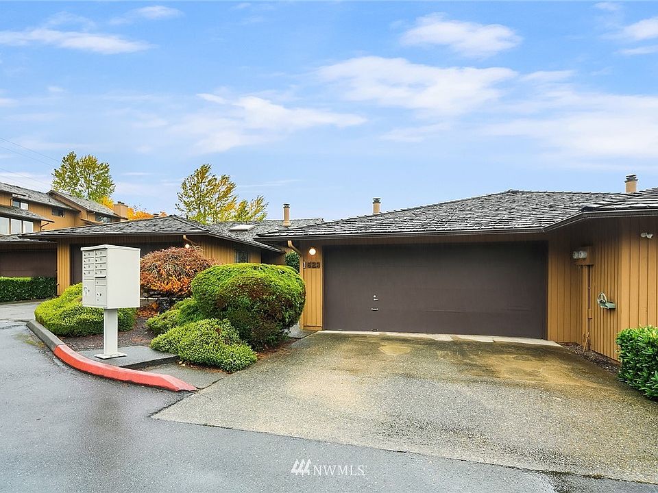 Like It! Love It! Live It!  Two car garage, A/C, all appliances stay, two large patio, large windows, large rooms through out!  New carpet, blinds, and interior paint.  Community has RV/boat parking available for residents.  Easy access to freeway I405 and 167. 

