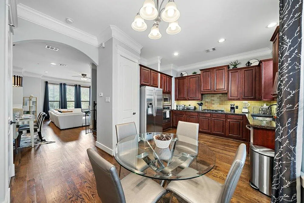 3 bed, 3.5 bath, 2049 sqft, $3,400 — Photo 4