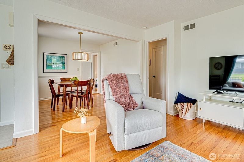 5th image of 813 N 16th Avenue