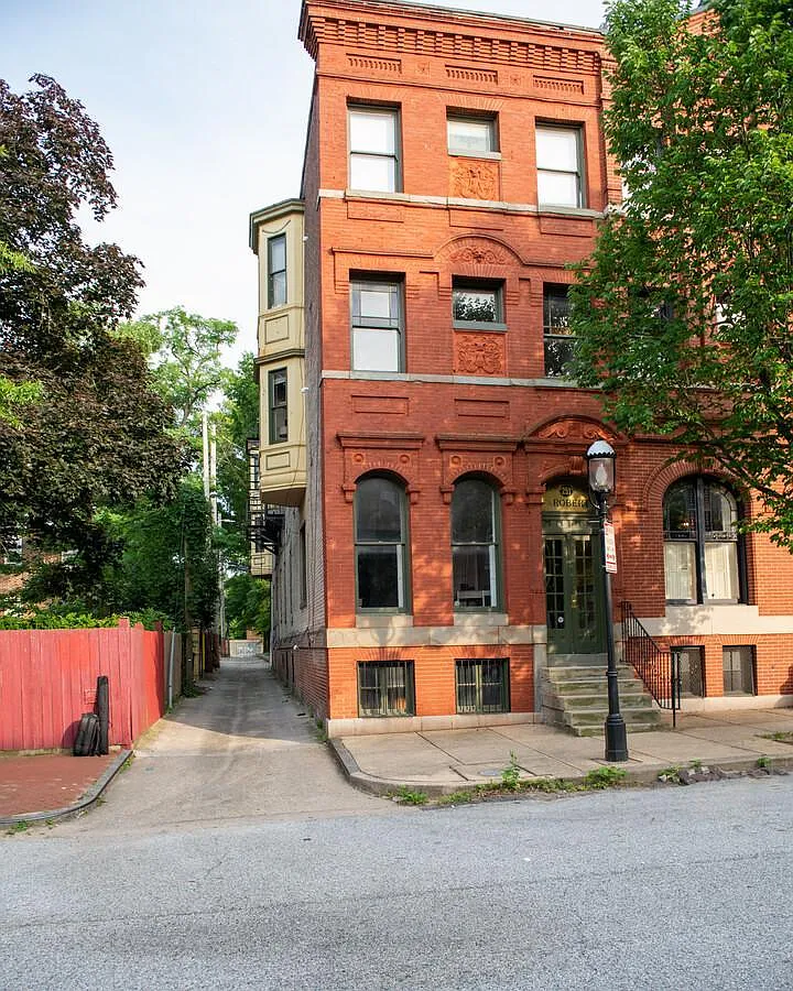 Building Photo - 251 Robert St #6