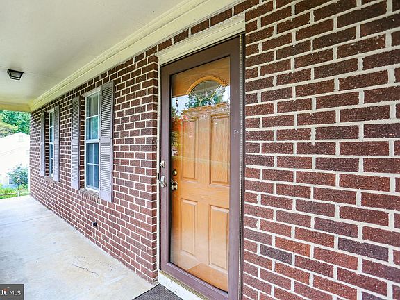 4th image of 25 Blackburn Ct
