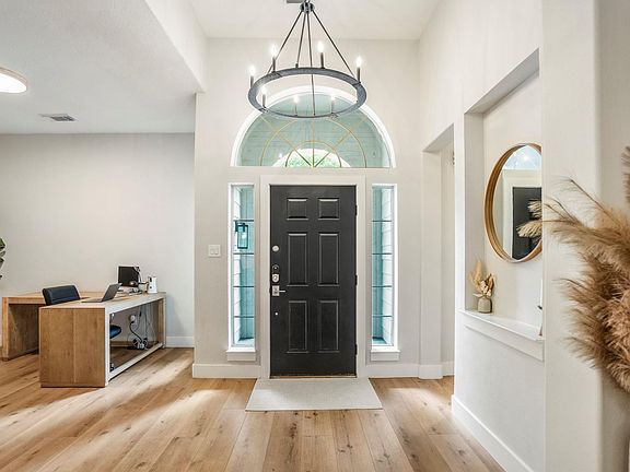 4th image of 146 S Hollylaurel Cir