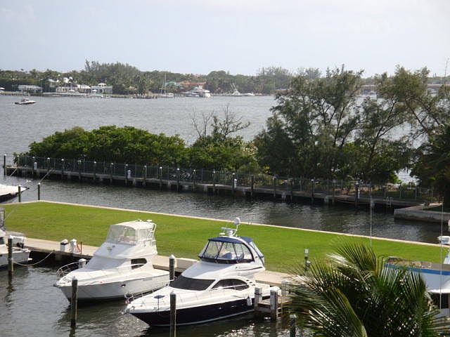Home For Sale In The Moorings