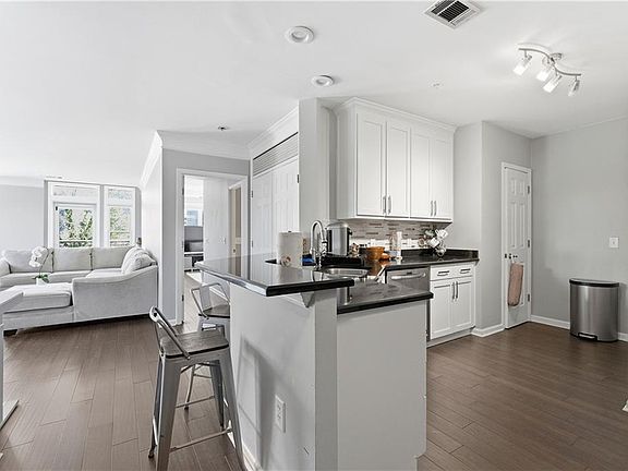 5th image of 3334 Peachtree Rd NE APT 212