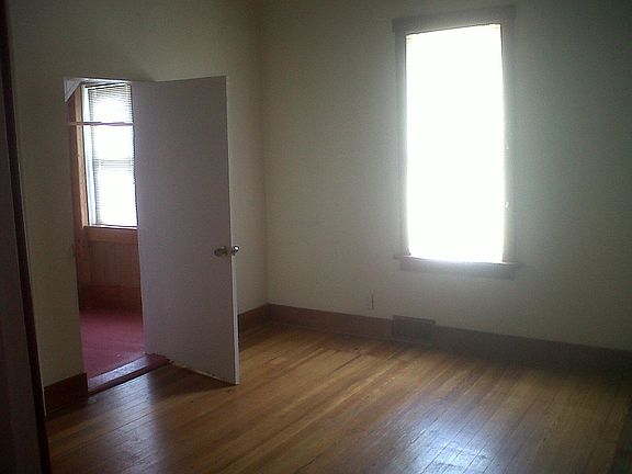 14' by 14' bedroom w 8' by 7' walk-in closet