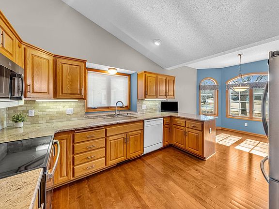 3rd image of 10408 Eagle Pointe Trl