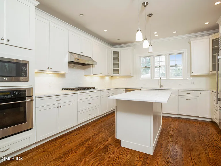 146 E Elm St #B — Photo 5