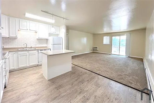 1375 Everett Ct #302 — Photo 2