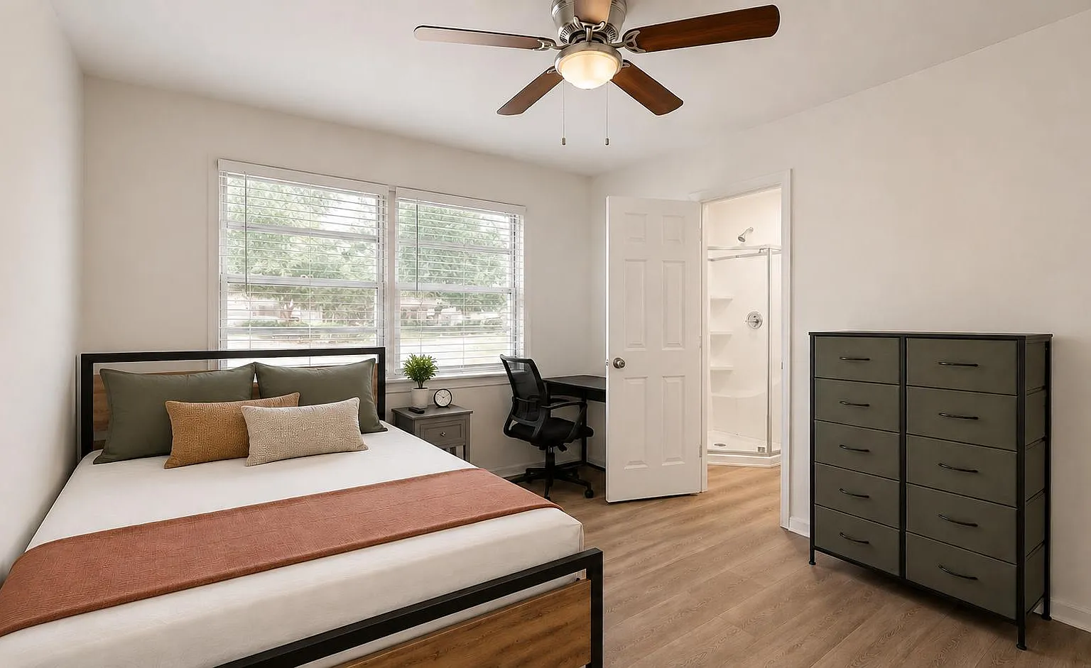 4 bed, 6.0 bath, 1960 sqft, $1,092 — Photo 3