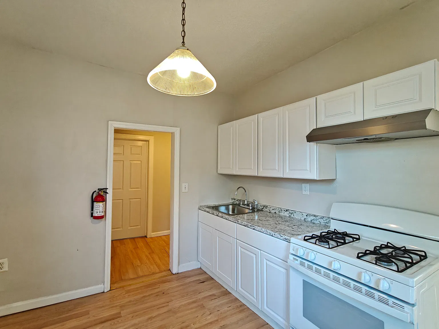 Beautiful Apartment Available Now! — Photo 4