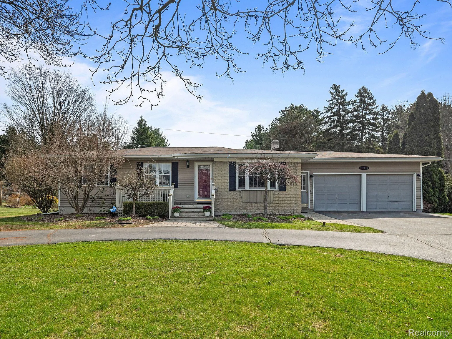 707 Pine Tree Rd photo 1