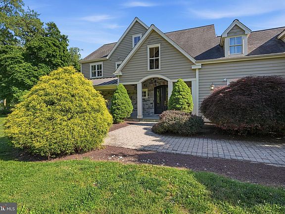 5th image of 1420 Pheasant Run Cir