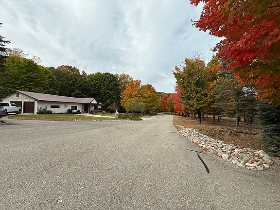 3rd image of 890 Pleasant Valley Rd