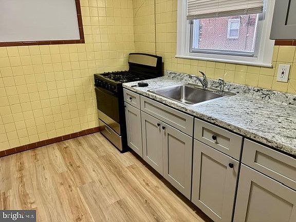5th image of 914 Anchor St