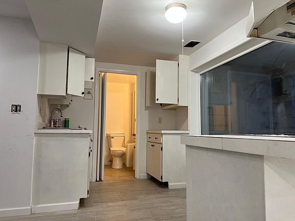 5th image of 4721 E Hillcrest Dr