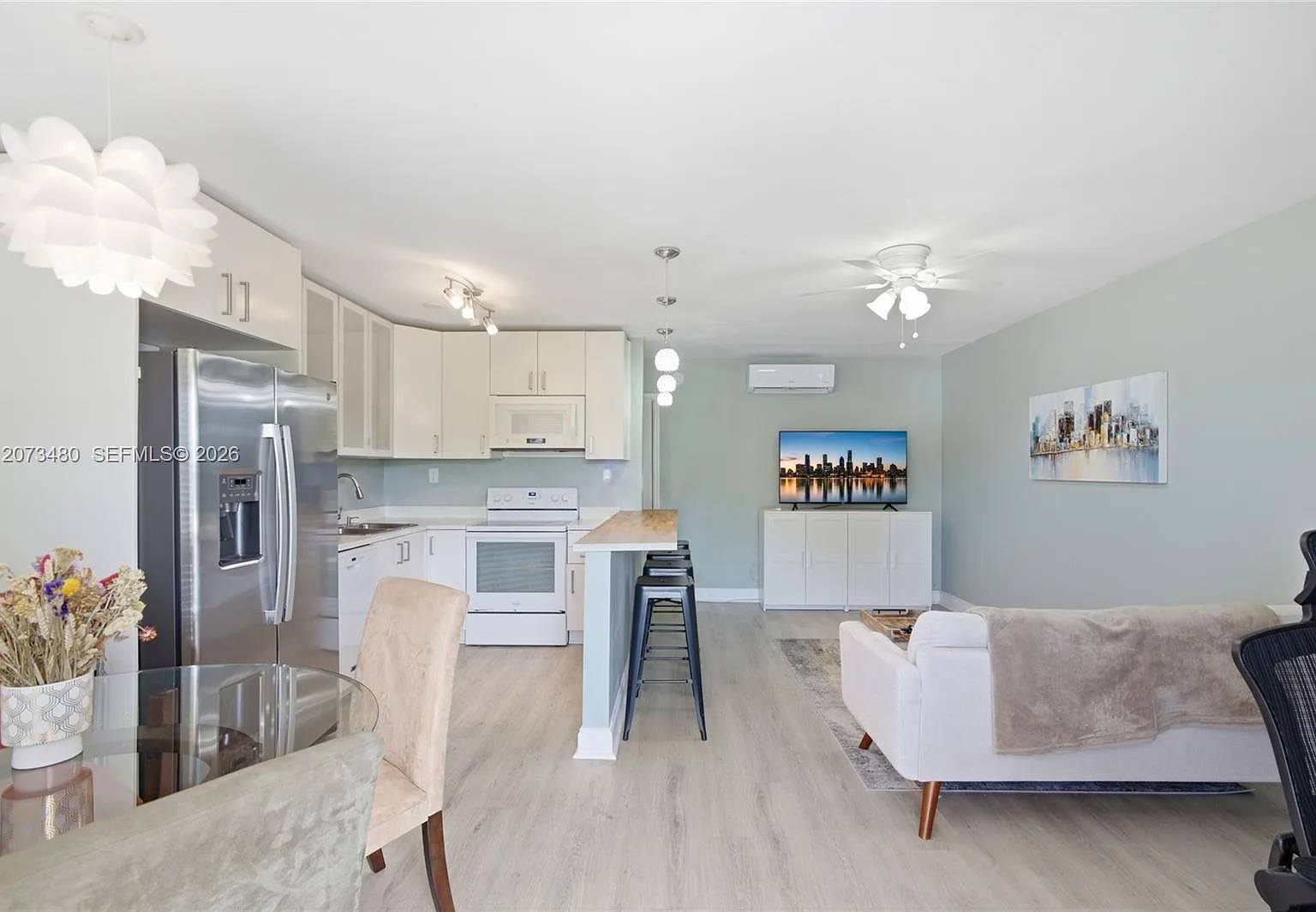 Sutton Place Condo — Photo 1