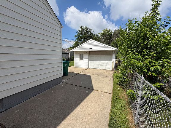 5th image of 22829 Normandy Ave