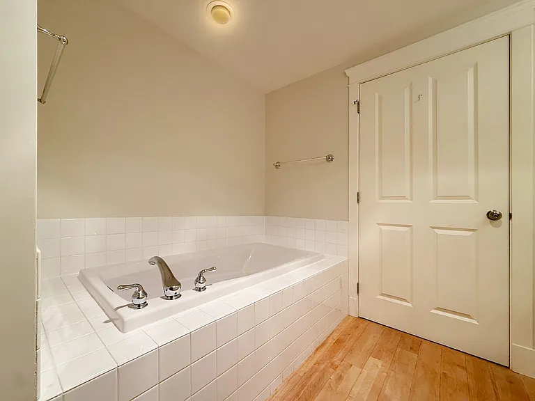 2334 Thorndyke Ave W #202 — Photo 9
