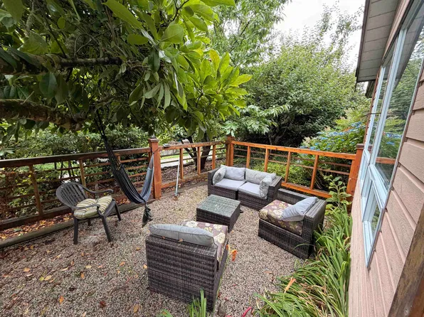 5724 Trail Ave, Sechelt, BC V7Z 0L8