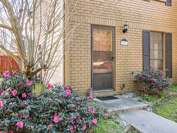 2nd image of 107 Williamsburg Cir APT A