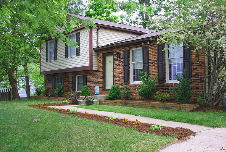 Front of House - Brand New 25/yr Roof & Skylight (June 2010) with Warranty