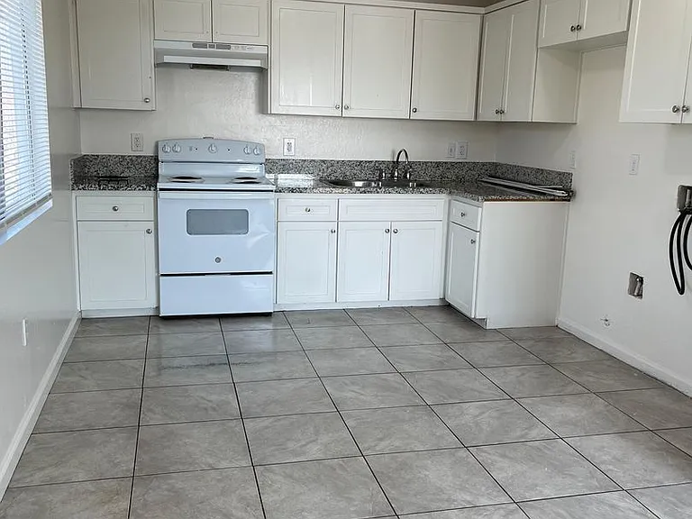 1426 Lake St — Photo 2