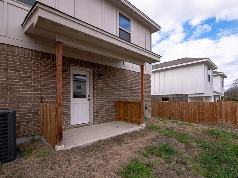 508 Raymond St — Photo 14